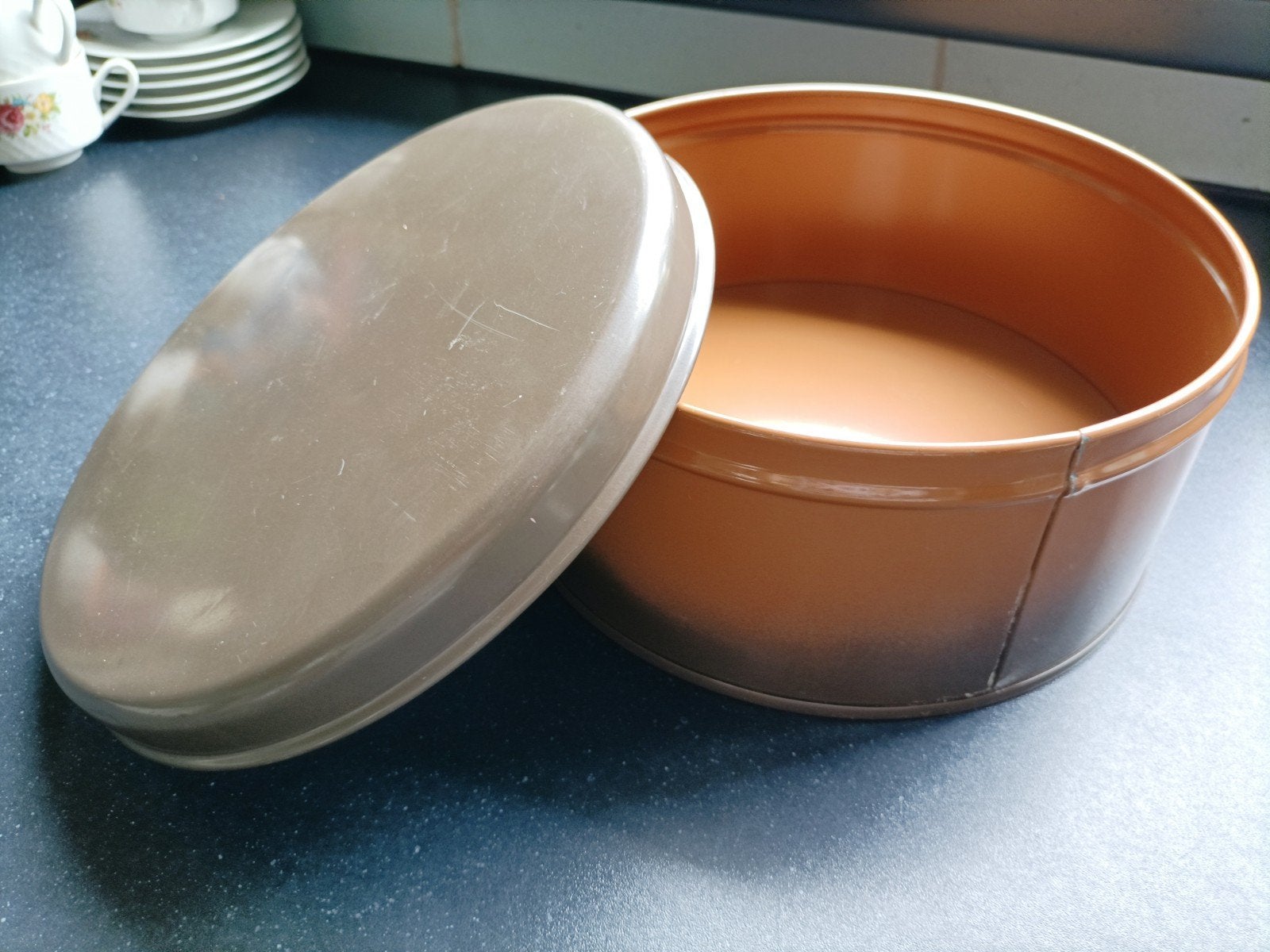 Vintage bruine emaille koektrommel, Ophalen of Verzenden, Gebruikt, Koek(jes)
