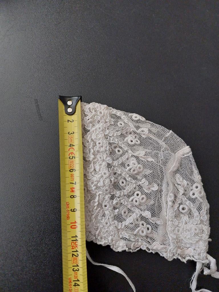 Antiek Kanten Poppenmutsje - Delicaat Handwerk, Ophalen of Verzenden, Kinderen, Onbekend