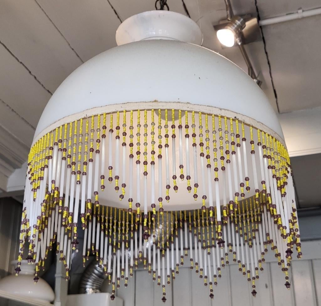 Grote glazen lamp met kralenrand De lamp is wit, Ophalen
