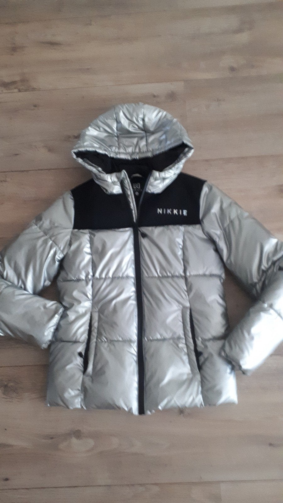 Nikkie gewatteerde jas zilver/zwart maat 34 (XS), Kleding | Dames, Nikkie, Ophalen of Verzenden, Maat 34 (XS) of kleiner, Zilver