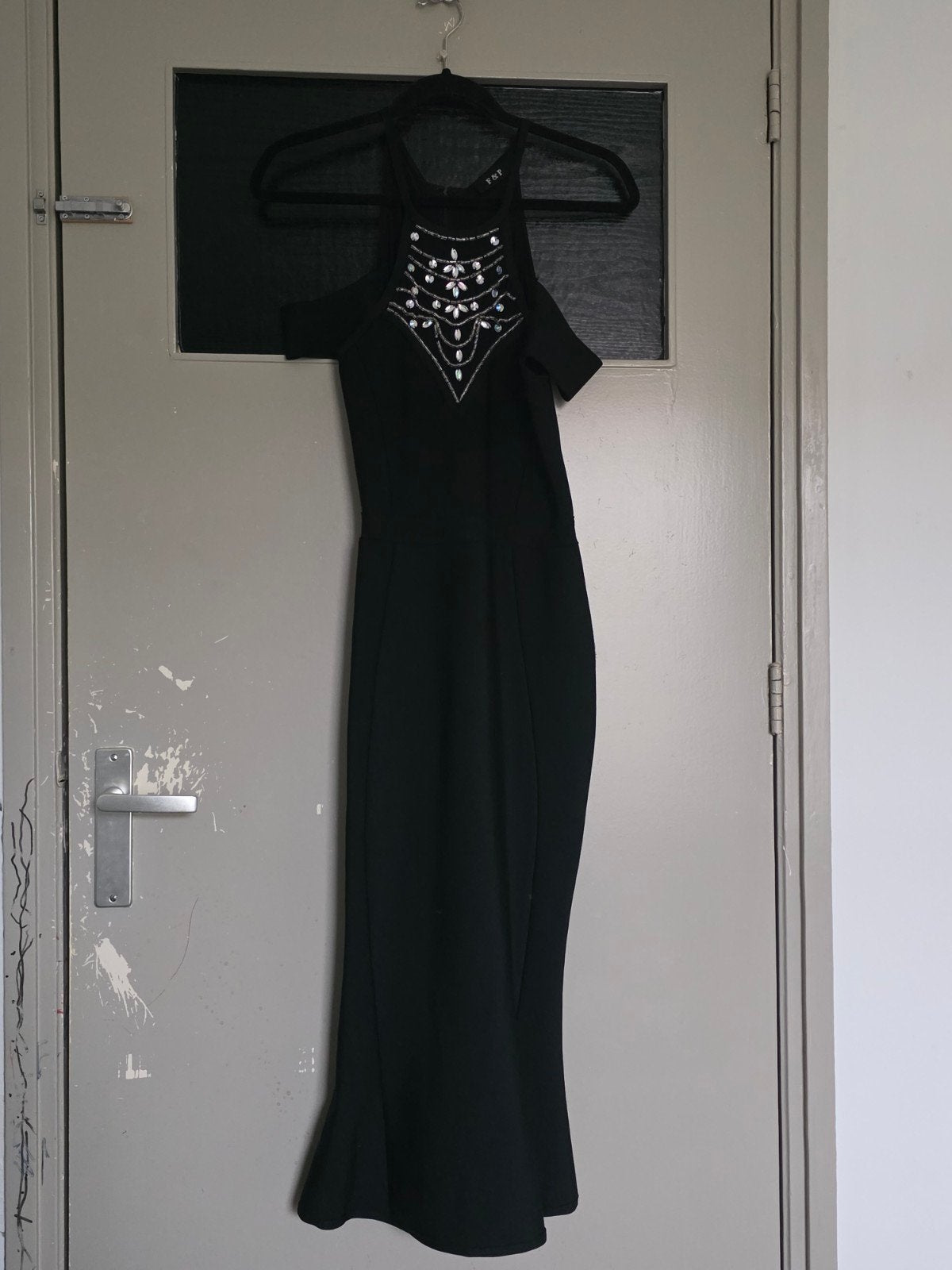 Nieuwe Zwarte Galajurk met Strass Details, Ophalen, Nieuw, Zwart, Onder de knie