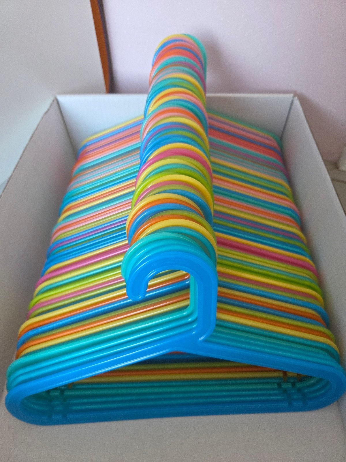60 IKEA kinder kledinghangers, diverse kleuren, Ophalen, Gebruikt