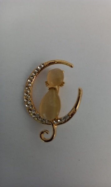 Goudkleurige broche kat op de maan strass, Ophalen of Verzenden, Nieuw, Goud, Overige materialen