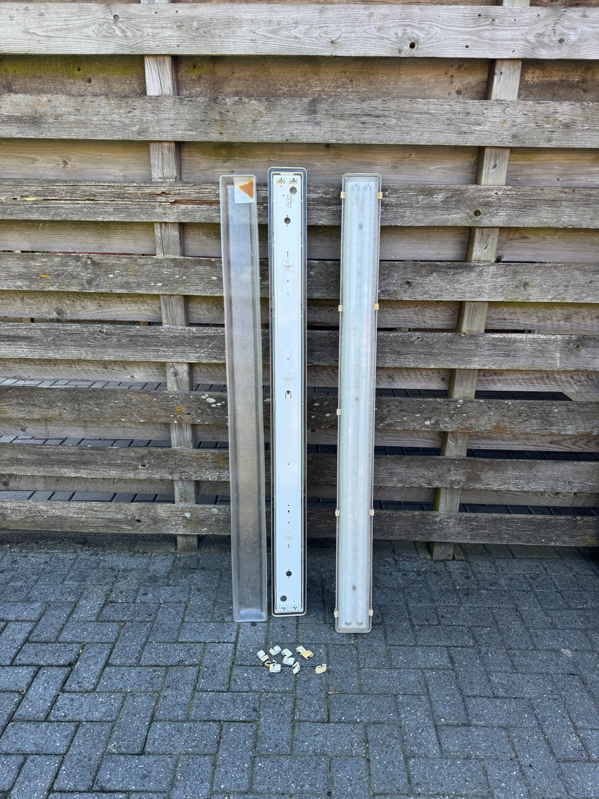 2 TL armaturen ca. 155 cm (1 met lampen, 1 zonder), Ophalen of Verzenden, Gebruikt, Metaal, G13 (TL)