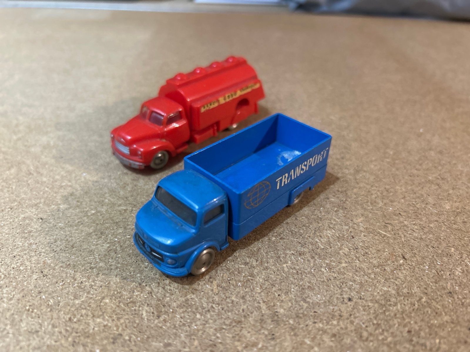 Lego 1:87 modellen - 2 stuks, rood en blauw, Hobby en Vrije tijd, Modelauto's | 1:87, Lego, Gebruikt, Volta, Overige typen