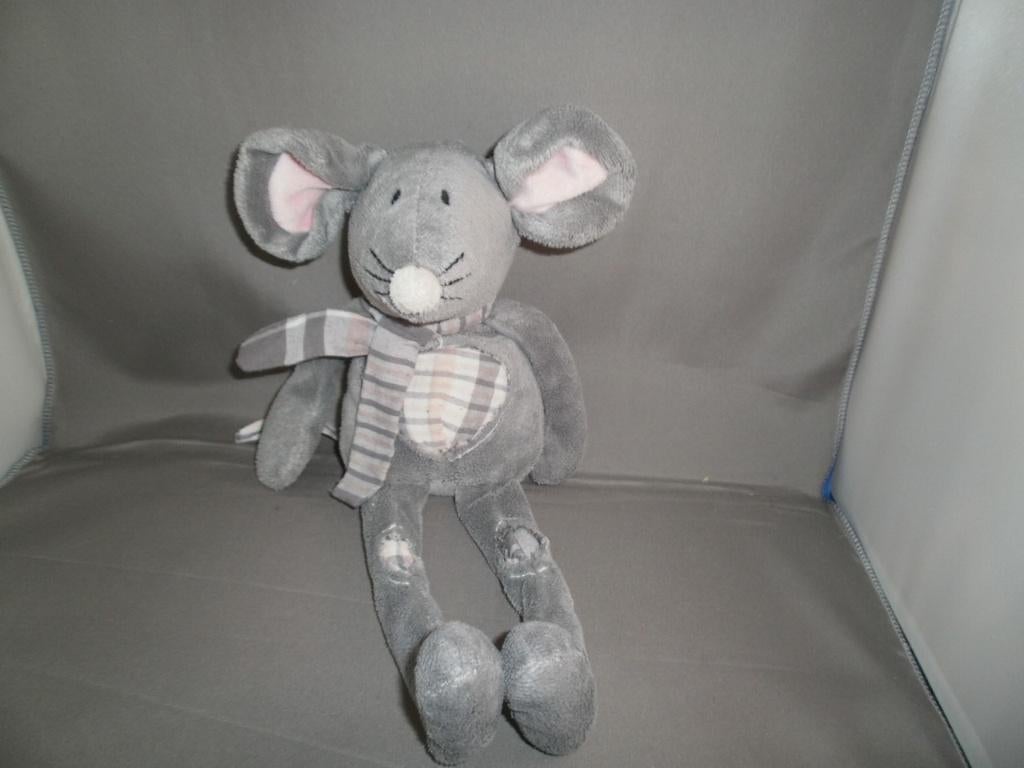 Wibra muis grijs met sjaal en stukken op knie en buik van, Overige merken, Overige karakters, Overige typen, Grijs