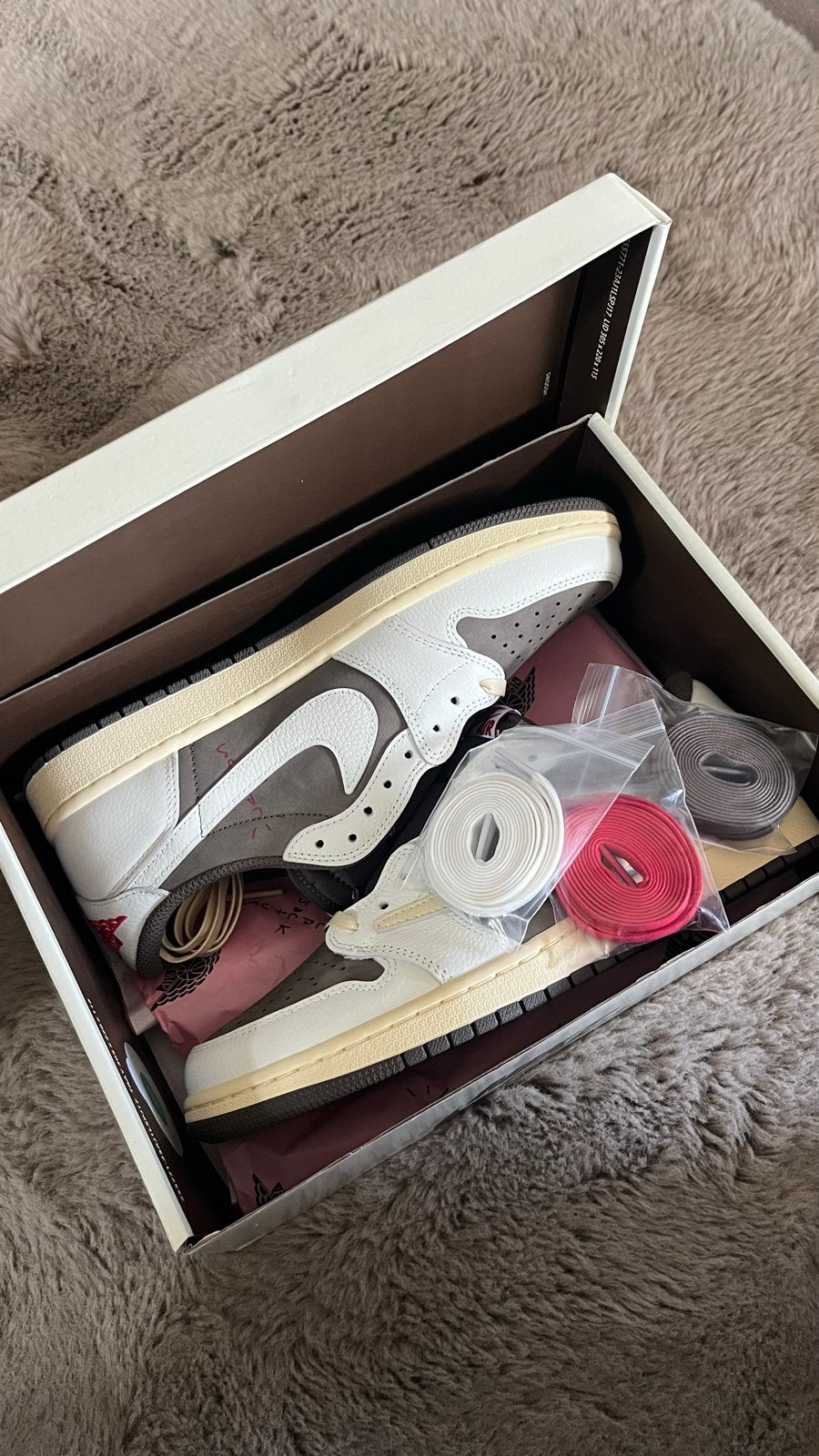 Travis Scott Mocha Jordan 1 Low - Maat 43 - Nieuw in doos, Bruin, Nieuw, Ophalen of Verzenden, Sneakers of Gympen