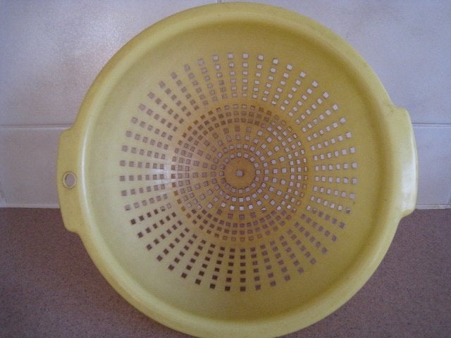 Vintage vergiet, geel, in stevige hittebestendige plastiek, Ophalen of Verzenden, Gebruikt, Gietijzer