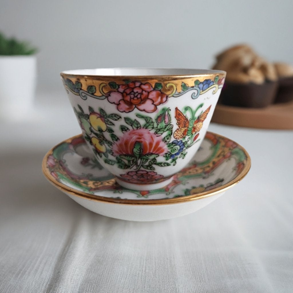 Chinees kopje en schotel met bloemen en vlinders, Antiek en Kunst, Ophalen of Verzenden