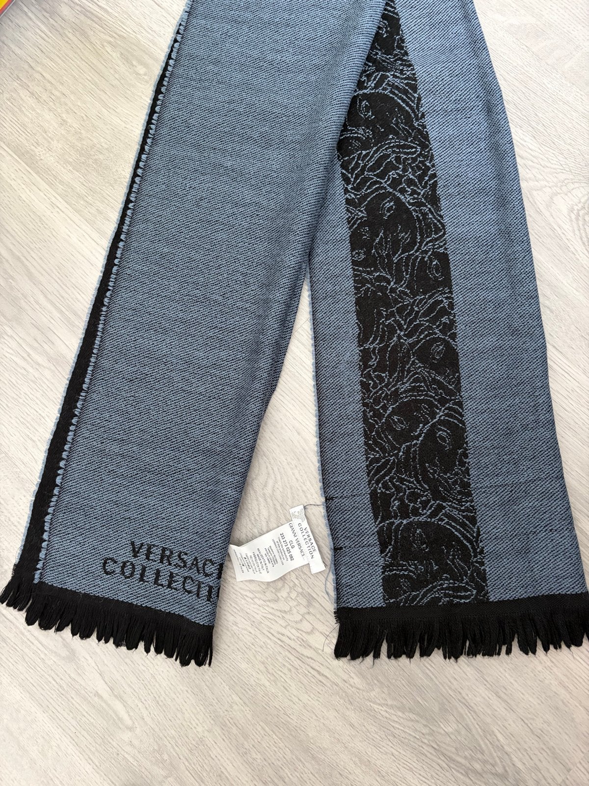 Versace Collection Sjaal - Blauw met Medusa-motief, Ophalen of Verzenden, Zo goed als nieuw, Sjaal