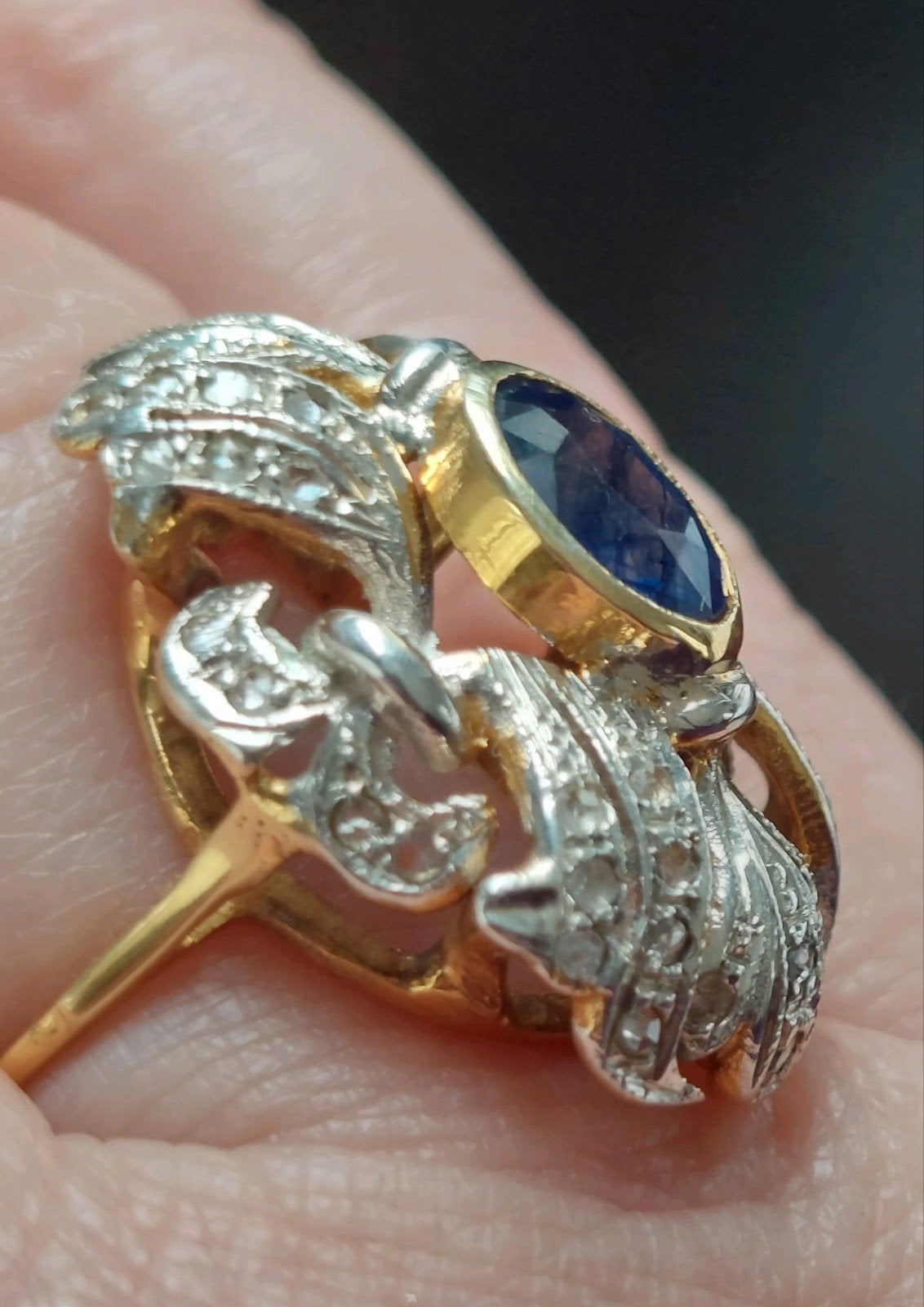 Handgemaakte 14 kt geelgouden ring met saffier en diamant, 18 tot 19, Blauw, Ophalen of Verzenden, Zo goed als nieuw