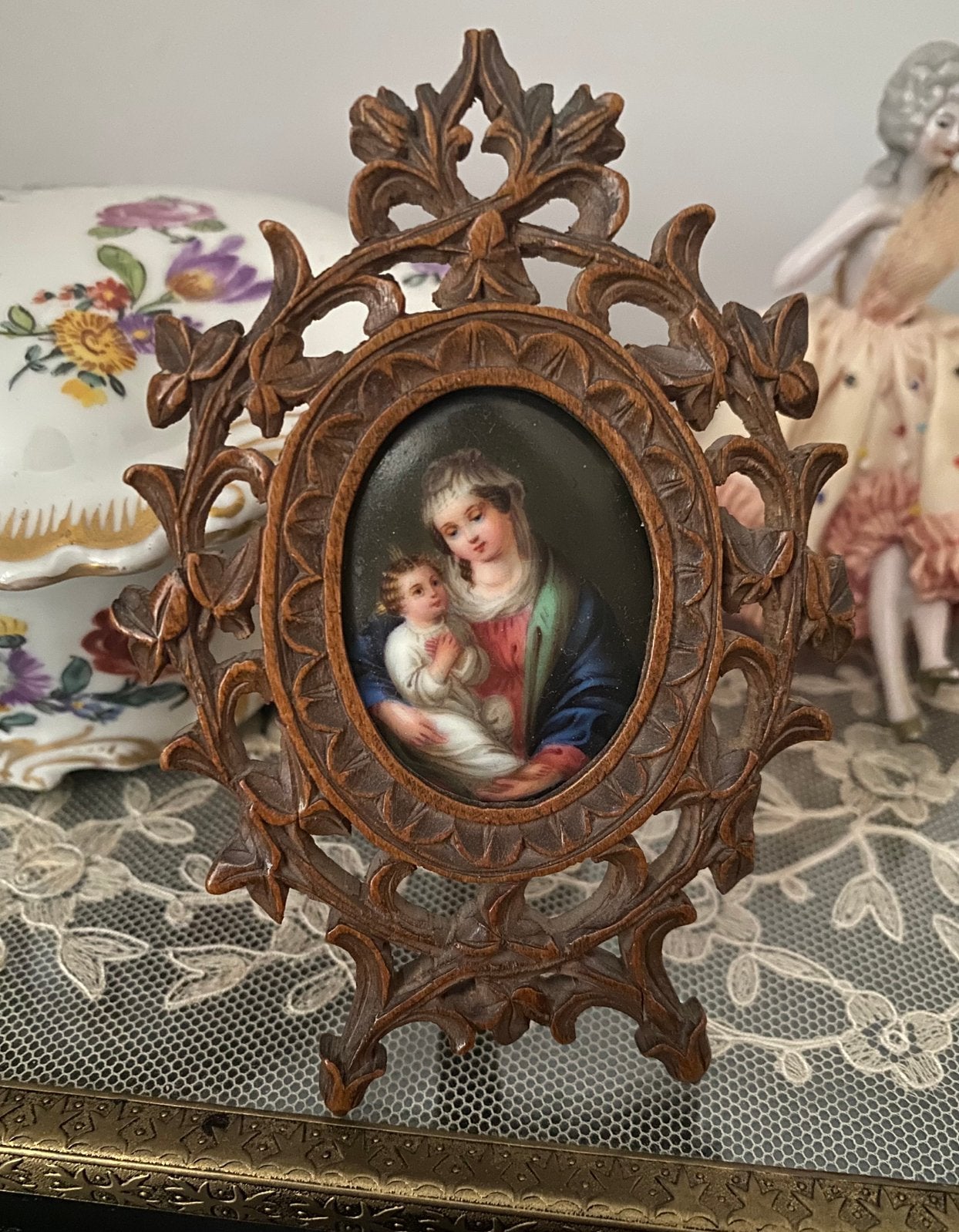 Antieke porseleinen madonna in kleine houten lijstje, Antiek en Kunst, Antiek | Religie, Ophalen of Verzenden