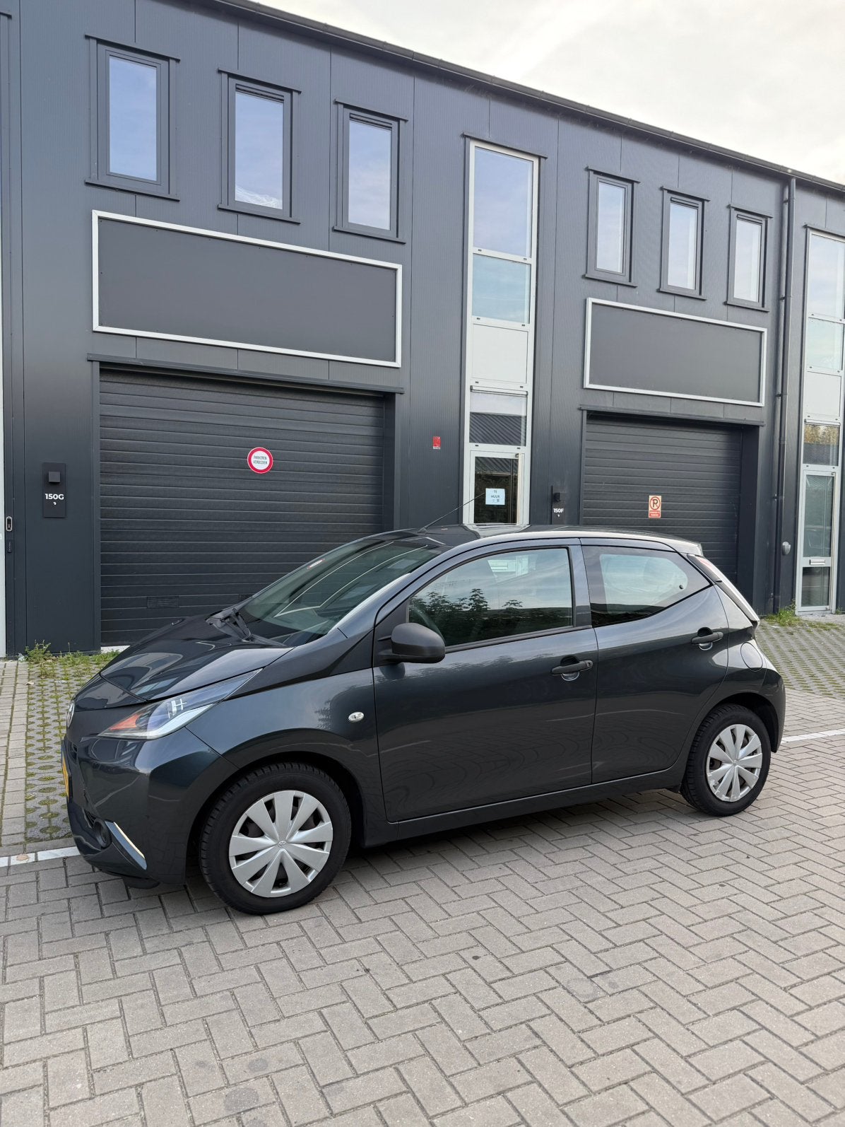Toyota Aygo 1.0 12V Vvt-i 5Deurs 2016 Grijs Airco, Voorwielaandrijving, 4 stoelen, Origineel Nederlands, Bedrijf