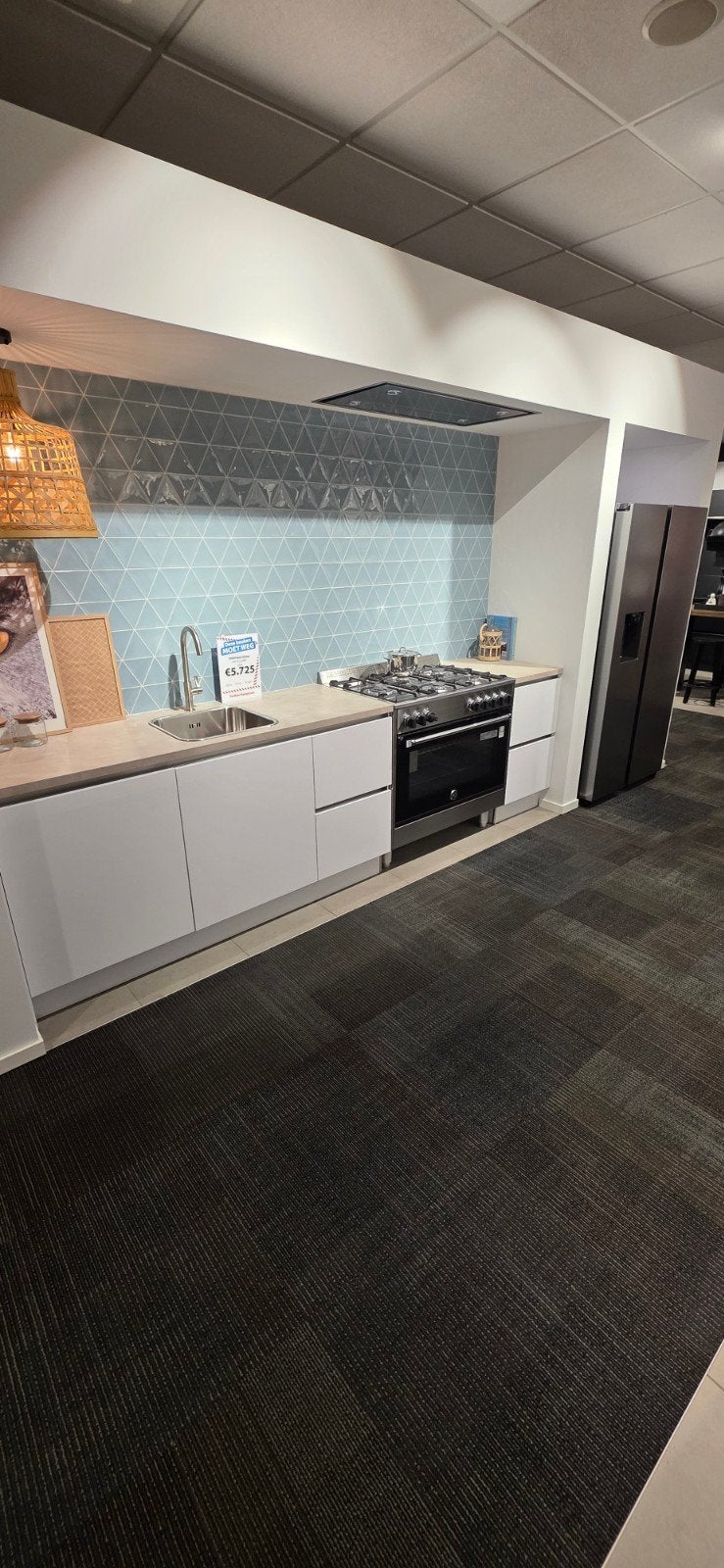 Showroomkeuken met groot gasfornuis en Amerikaanse koelkast, Huis en Inrichting, Ophalen, Wit, Nieuw, Enkelwandige keuken