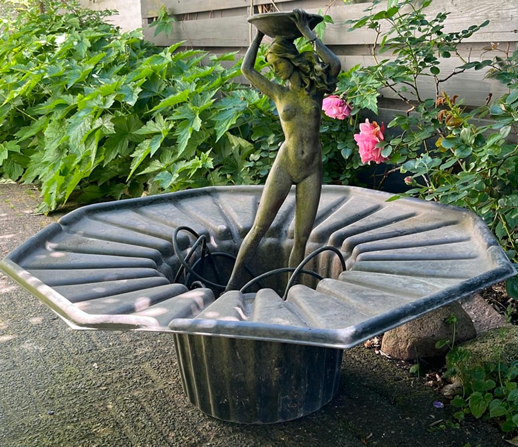 Waterornament / fonteintje vrouw met schaal, Ophalen, Gebruikt, Waterornament