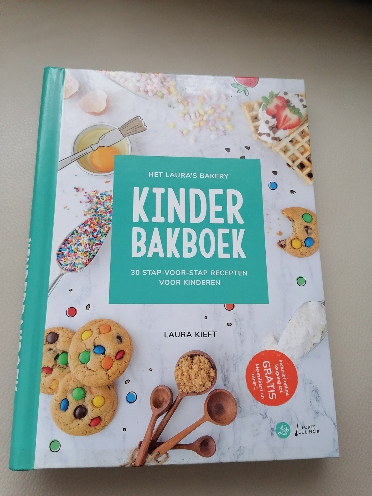 Het Laura's Bakery Kinder Bakboek Laura Kieft, Taart, Gebak en Desserts, Ophalen of Verzenden, Zo goed als nieuw, Laura Kieft