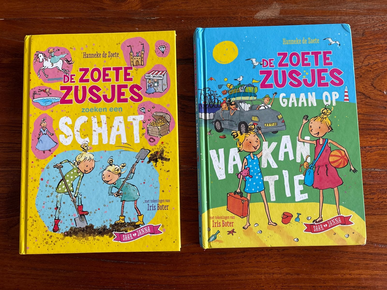 De Zoete Zusjes:Zoeken een schat + Gaan op vakantie., Ophalen of Verzenden, Gelezen, Fictie algemeen
