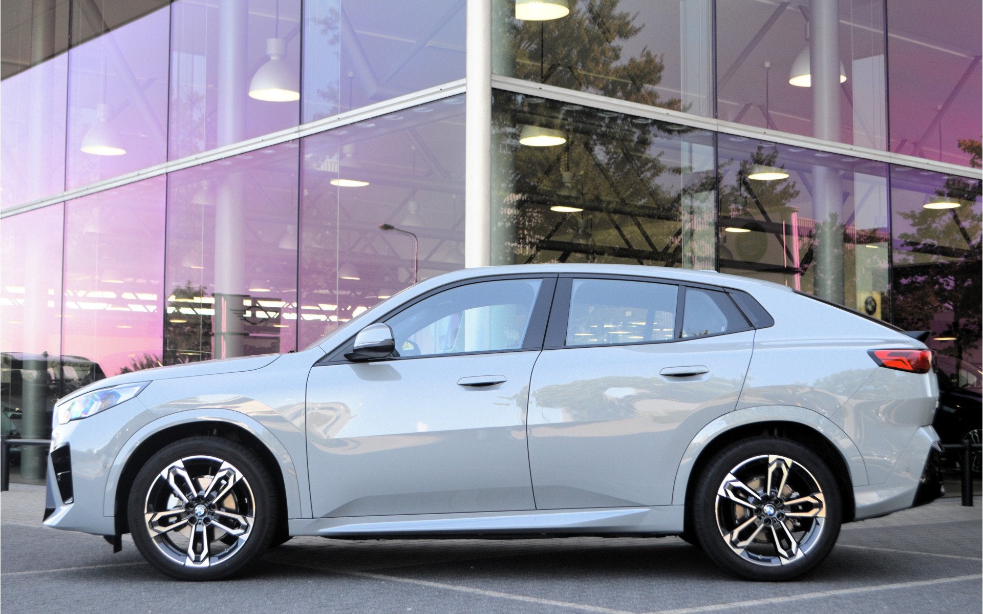 BMW iX2 eDrive20 M Sport / Panoramadak / Sportstoelen / Adap, Auto's, BMW, Metallic lak, Met garantie (alle), 24 min, Origineel Nederlands