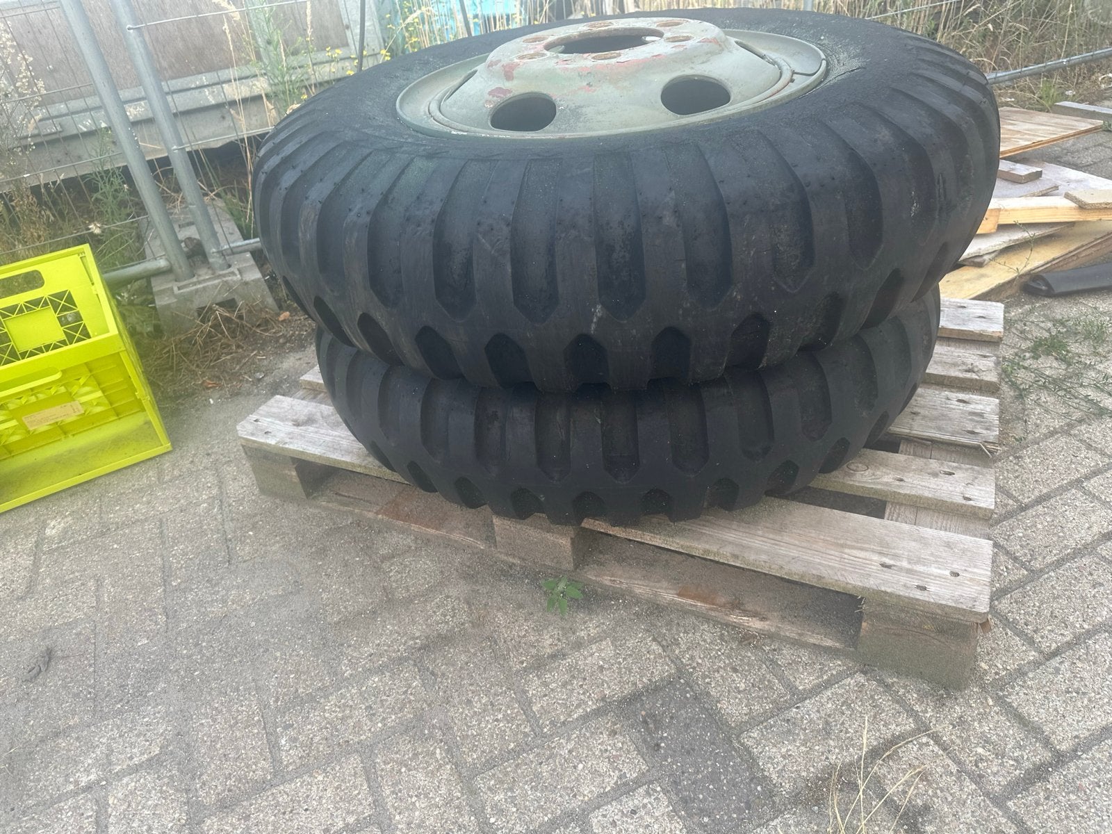 Robuuste vrachtwagenbanden met velgen - Gebruikt, Ophalen, Gebruikt