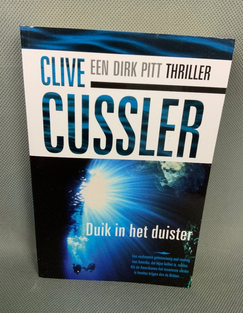 Dirk Pitt Thriller Duik In het Duister - Clive Cussler, Boeken, Ophalen of Verzenden, Zo goed als nieuw, Clive Cussler, Amerika