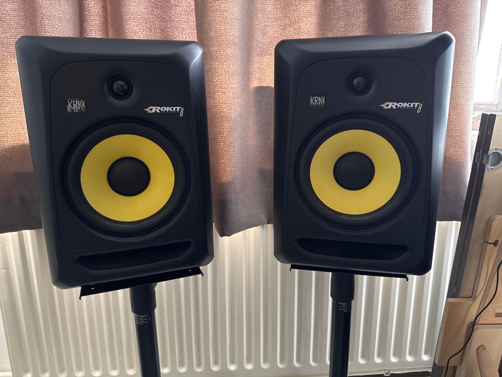 KRK Rokit 8 G3 Studiomonitoren met stands en kabels, Studiomonitor, Inclusief kabels, Zo goed als nieuw, KRK