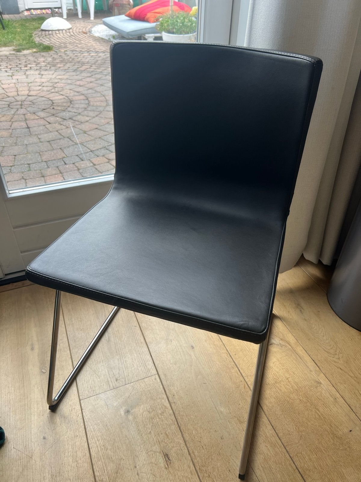 Moderne zwarte eetkamerstoelen met metalen onderstel, Huis en Inrichting, Stoelen, Ophalen, Gebruikt, Zwart, Leer