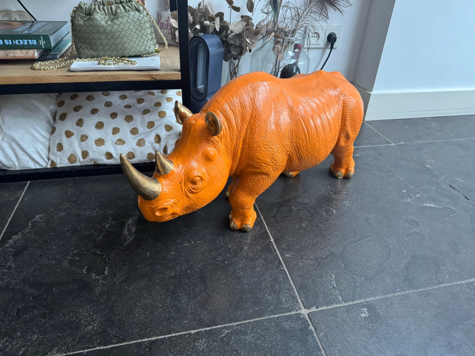 Opvallende oranje neushoorn sculptuur met gouden accenten, Ophalen, 50 - 100 cm, Zoogdier, Beeld