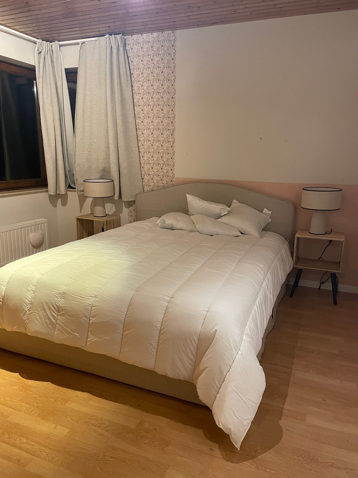 Comfortabel tweepersoonsbed met gestoffeerd hoofdbord, Ophalen, Gebruikt, Tweepersoons, 200 cm
