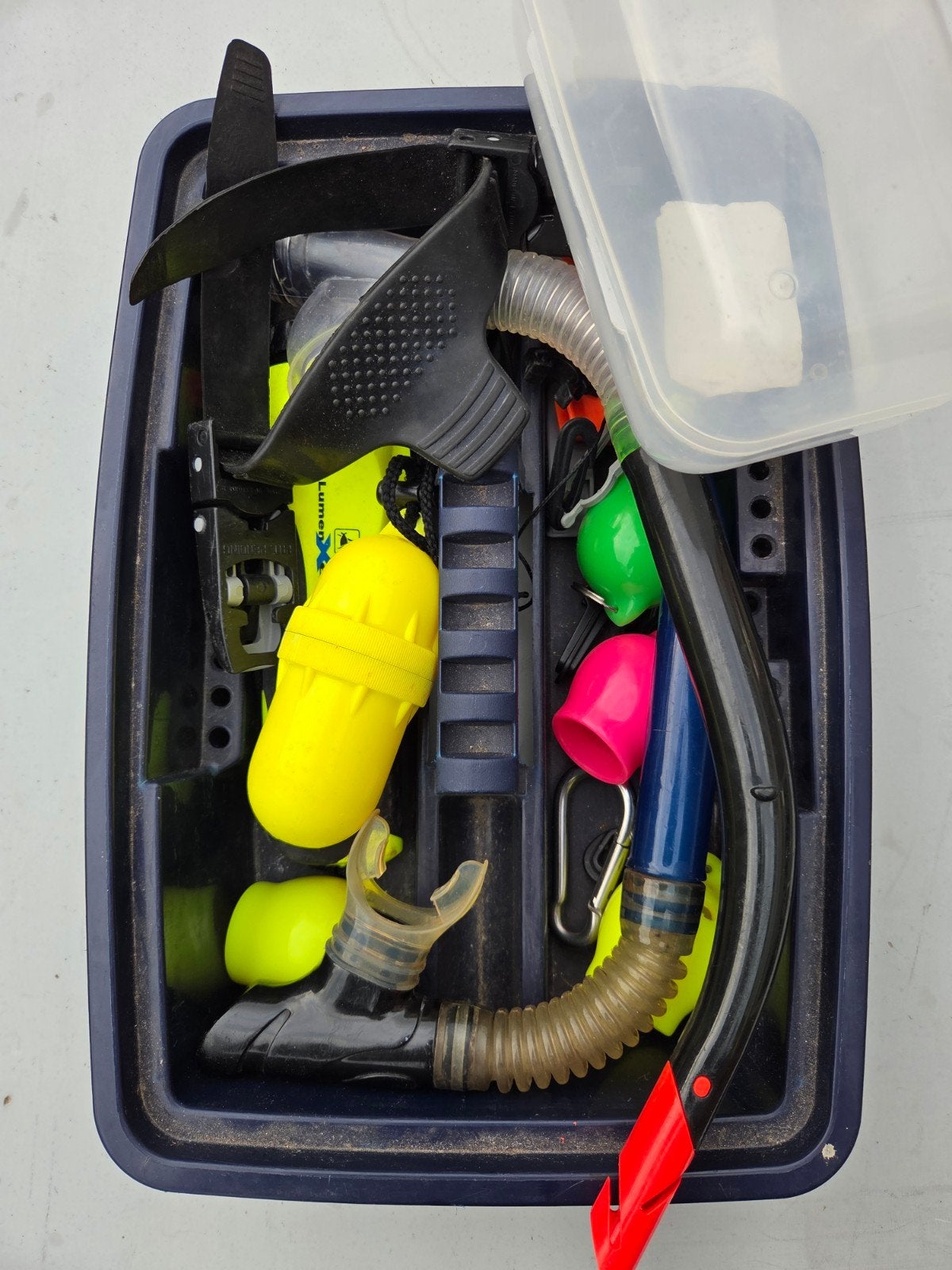 Bakje met duik- en snorkelaccessoires, Ophalen of Verzenden, Gebruikt
