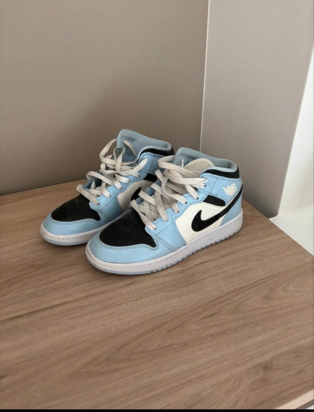 Nike Jordans maat 36 - Lichtblauw/Zwart/Wit, Ophalen, Gebruikt, Jongen of Meisje, Sportschoenen