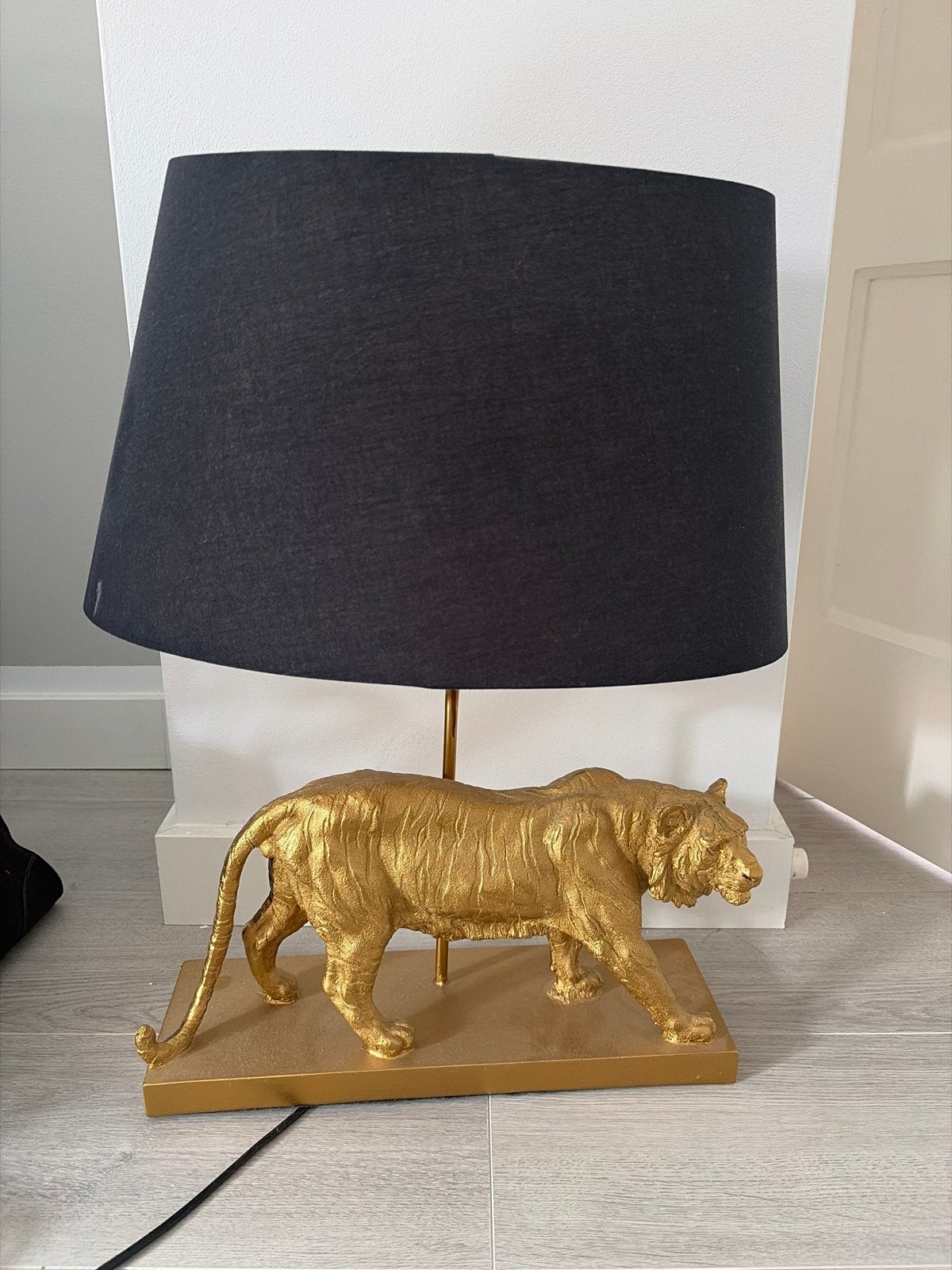 Gouden Tijger Tafellamp met Zwarte Kap, Kunststof, Goud, Ophalen of Verzenden, Met kap