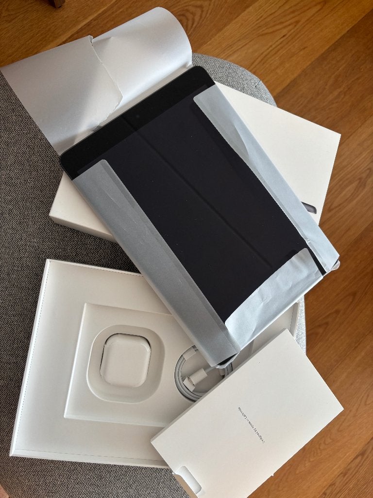 Foto 4 van iPad 9th Generation 64GB + Apple Pencil - MINT in Box