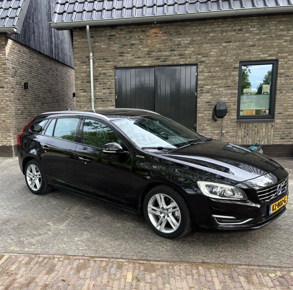 Volvo V60 D6 Twin Engine 288pk Geartronic AWD Plug In Hybrid, Auto's, Automaat, 1800 kg, Zwart, Vierwielaandrijving
