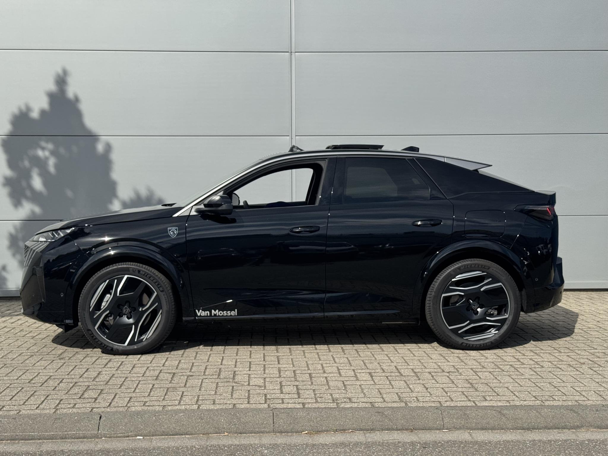 Peugeot e-3008 GT Exclusive Long Range 230 97 kWh | Panorami, Auto's, 12 maanden, 101 kWh, Zwart, 2141 kg