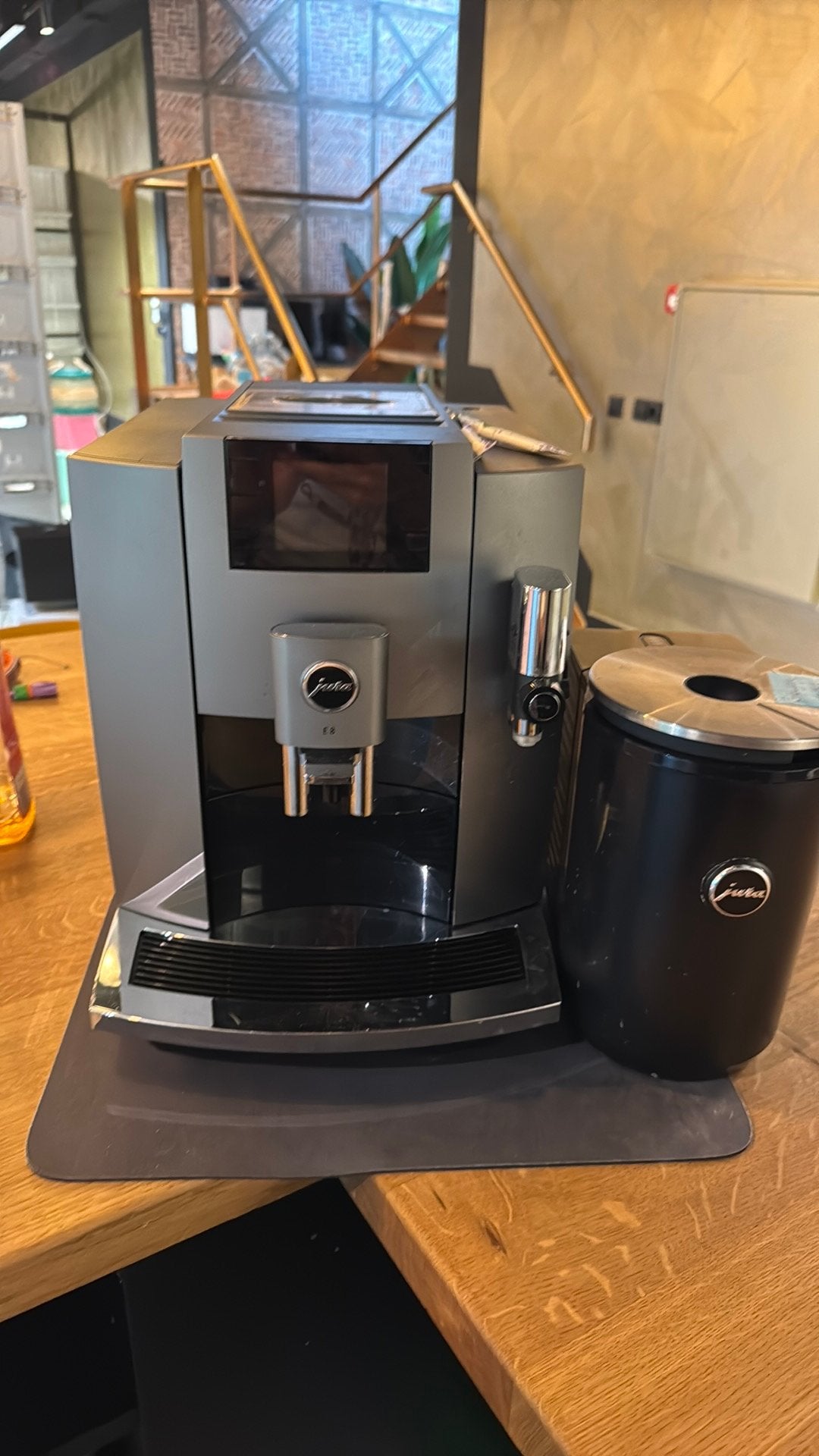 Jura E8 Koffiemachine - Zo goed als nieuw, Ophalen, Afneembaar waterreservoir, 10 kopjes of meer, Koffiemachine
