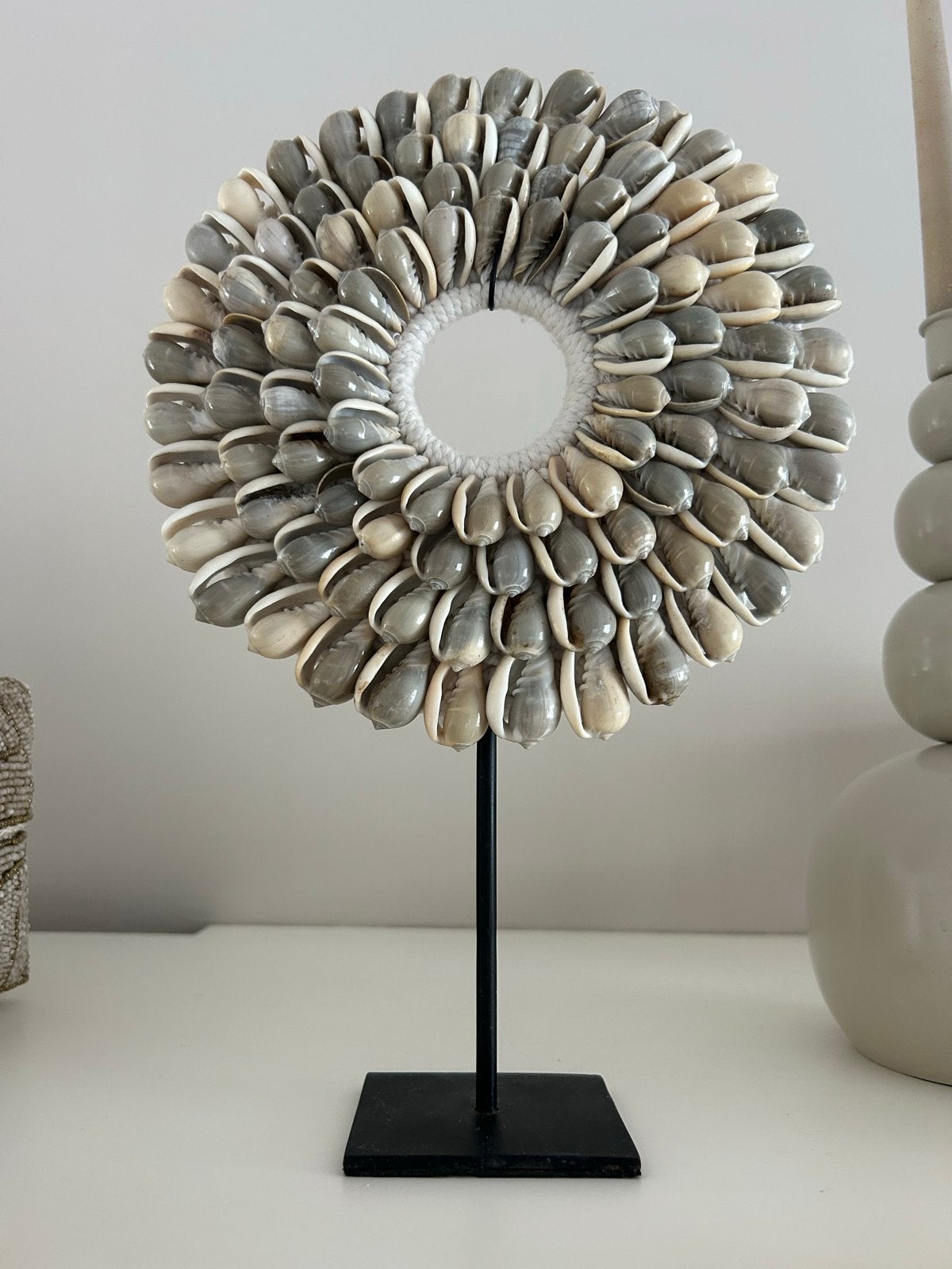 Mooi schelpen ornament op standaard, Huis en Inrichting, Woonaccessoires | Overige, Meerkleurig, Boho, Ophalen of Verzenden, Zo goed als nieuw