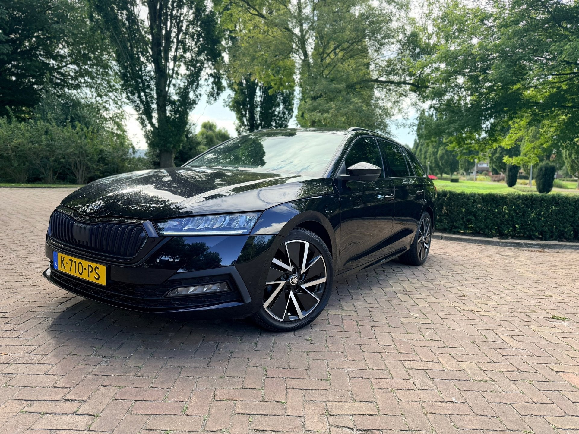 Skoda Octavia Combi 1.0 e-TSI Sport Business | DSG | CarPlay, Gebruikt, Leder en Stof, Hybride Elektrisch/Benzine, 3 cilinders
