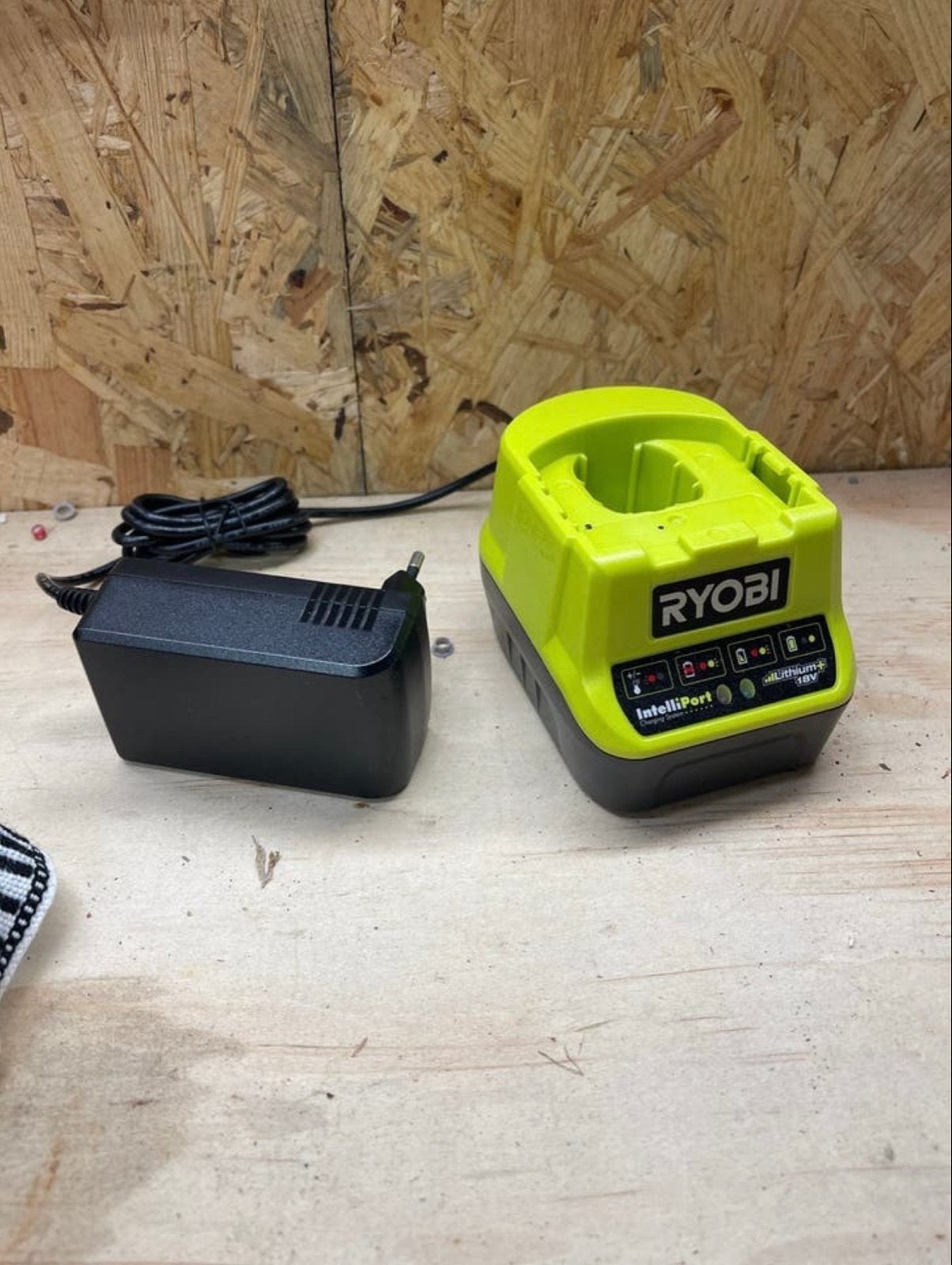 RYOBI Acculader RC18120 voor 18V ONE+ accu's, Ophalen of Verzenden, Gebruikt