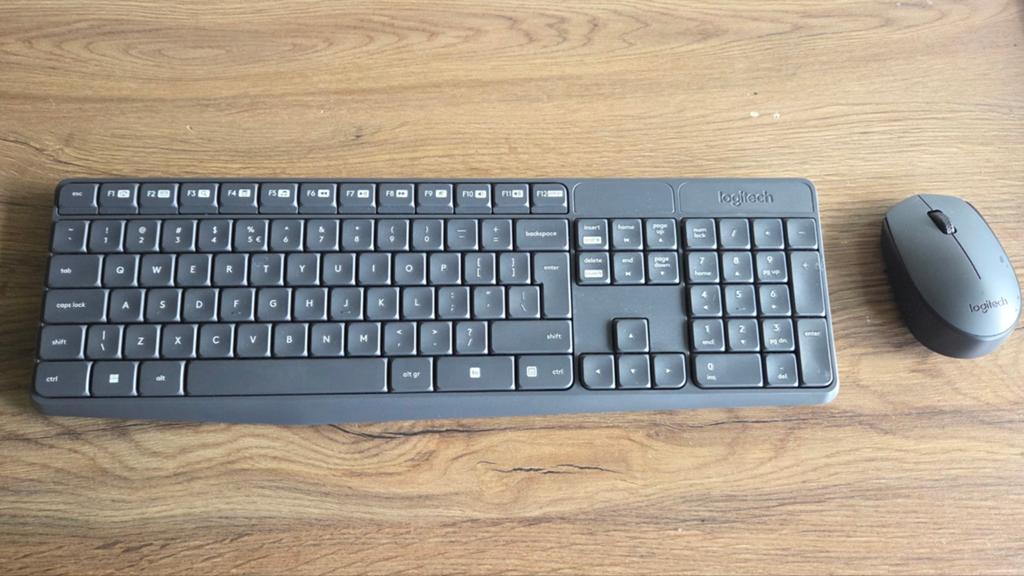 Qwerty toetsenbord met draadloze muis, Ophalen, Toetsenbord en muis-set, Logitech, Zo goed als nieuw