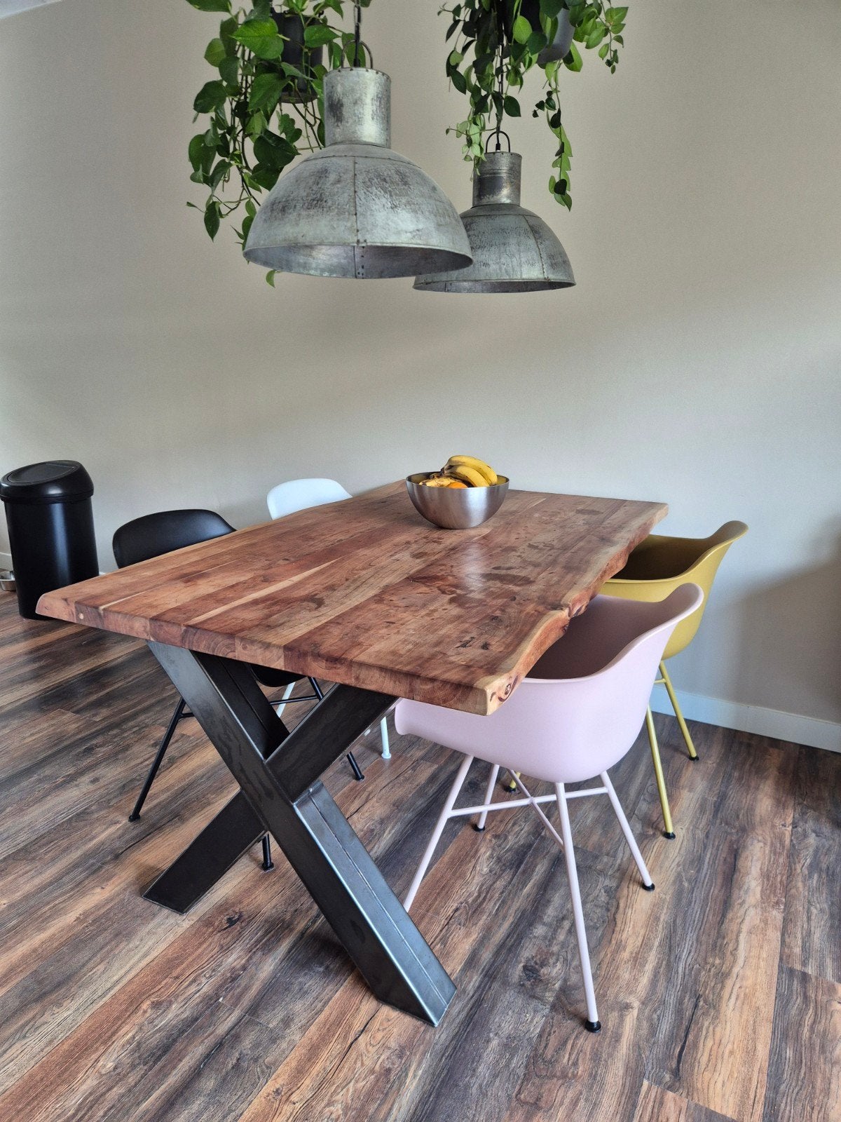 Robuuste eettafel met metalen onderstel, Huis en Inrichting, Tafels | Eettafels, Gebruikt, 50 tot 100 cm, 150 tot 200 cm, Vier personen
