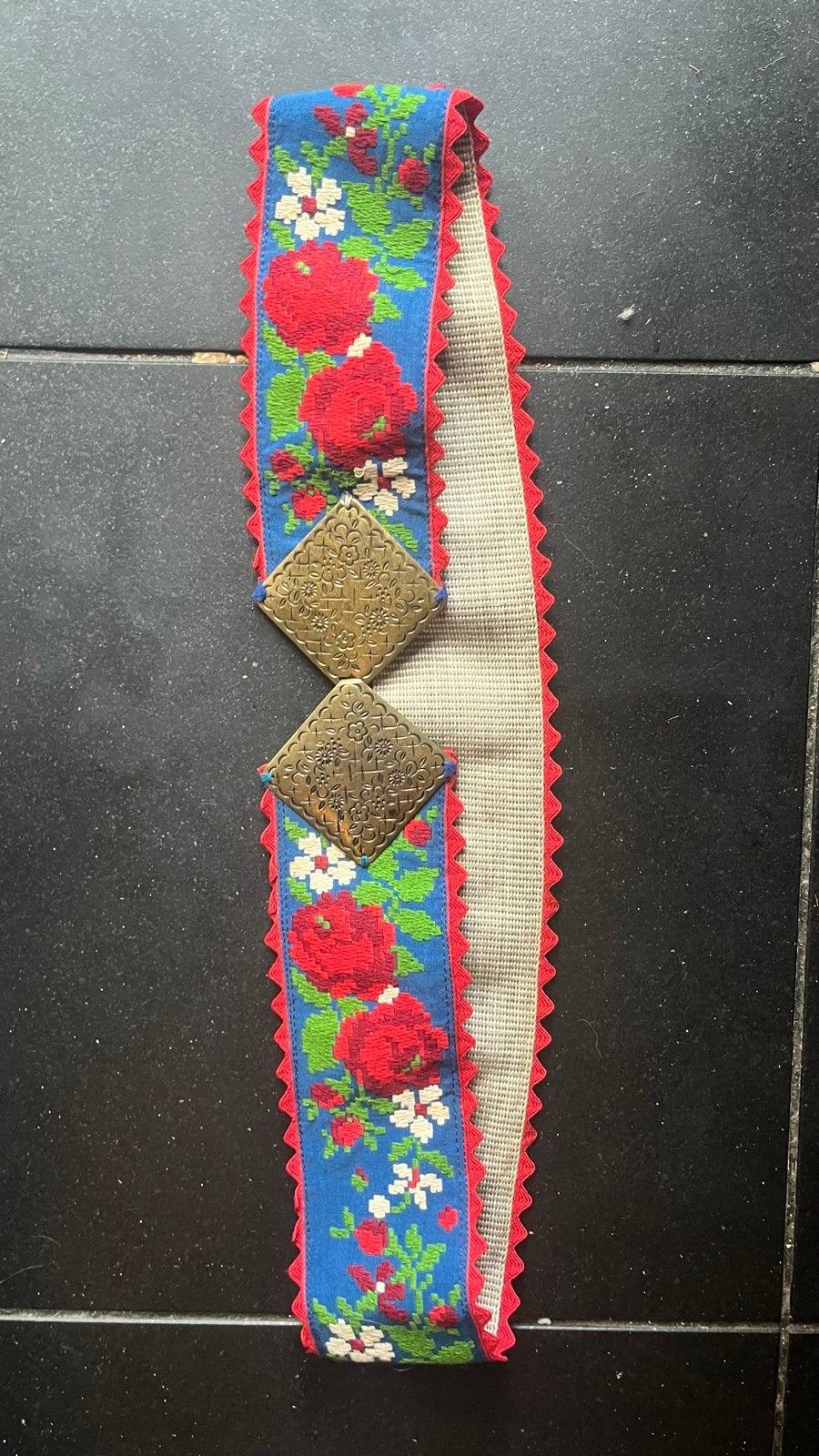Vintage geborduurde riem met bloemen en metalen gesp, Kleding | Dames, 3 tot 5 cm, Heupriem, Ophalen of Verzenden, Gedragen