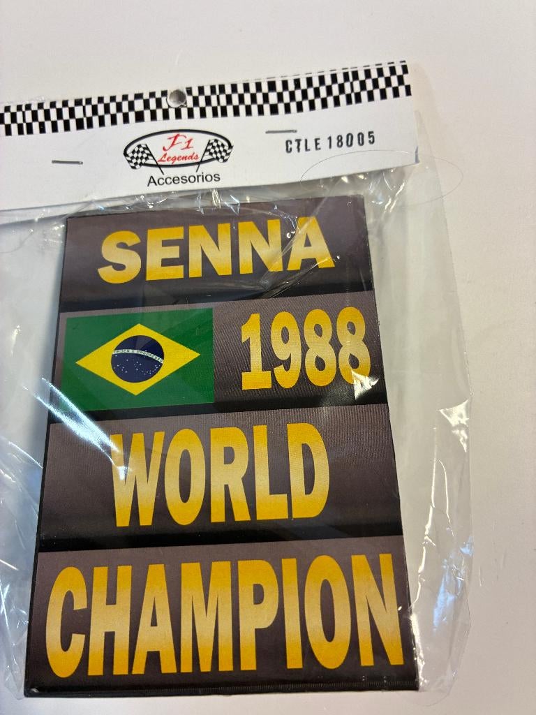 98960: Pitbord - Ayrton Senna - World Champion 1988 - 1:12, Hobby en Vrije tijd, Modelauto's | 1:5 tot 1:12, Nieuw, Overige typen