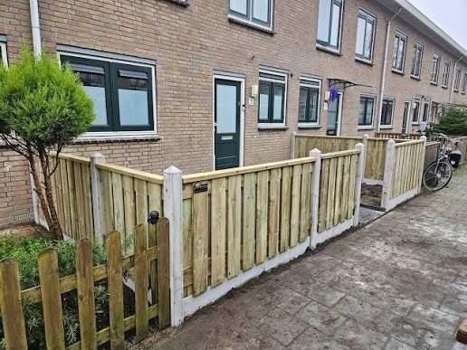 Gezocht houten schuttingdelen met palen en poortje, Ophalen, 6 meter of meer, Nieuw, Minder dan 1 meter