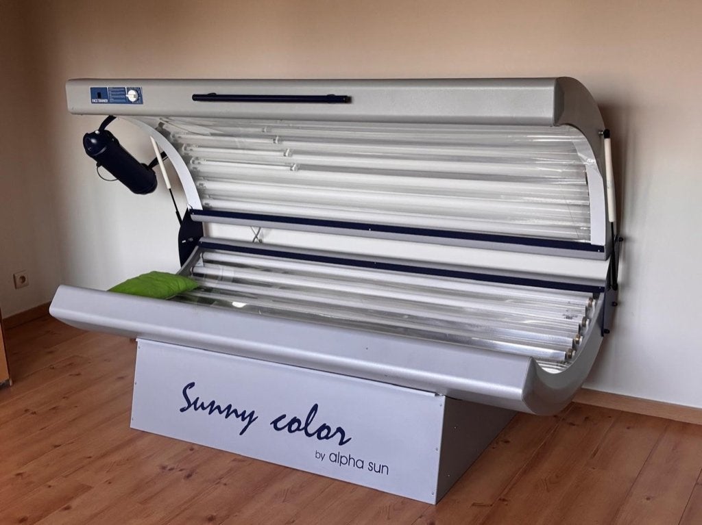 Alpha Sun zonnebank – met gezichtsbruiner en koeling, Ophalen, Zo goed als nieuw, Zonnebank dubbelzijdig, 15 lampen of meer