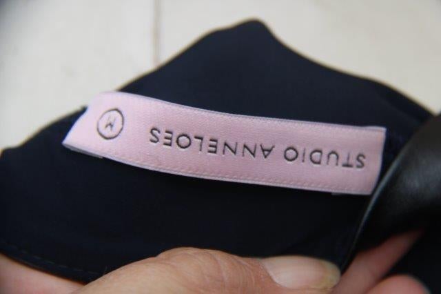 Jurk donkerblauw Studio Anneloes mt M Travelstof. Vaste OPRU, Maat 38/40 (M), Studio Anneloes, Zo goed als nieuw, Onder de knie