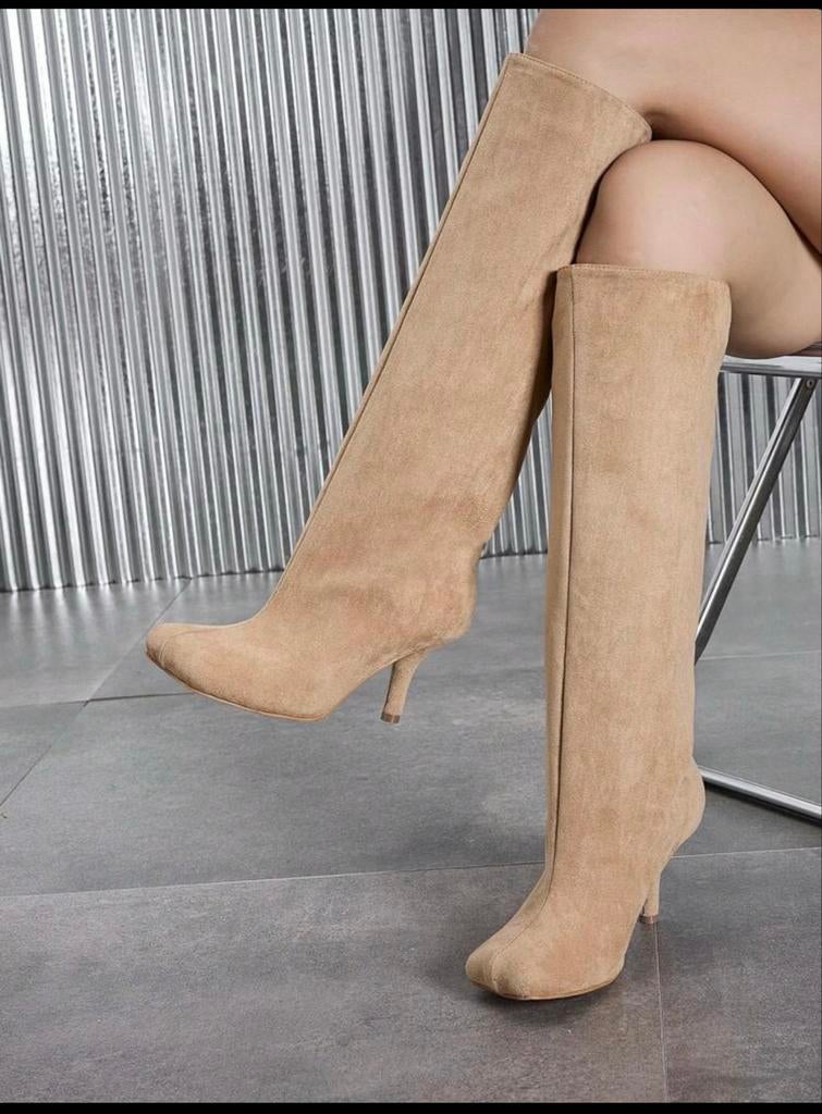Beige suède knielaarzen met hoge hak, Ophalen of Verzenden, Zo goed als nieuw, Beige, Hoge laarzen