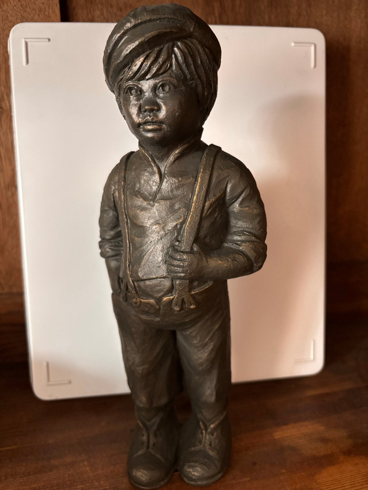 Bronzen beeldje van jongen met pet geert kunen 167, Ophalen of Verzenden, 20 - 50 cm, Beeld, Bruin