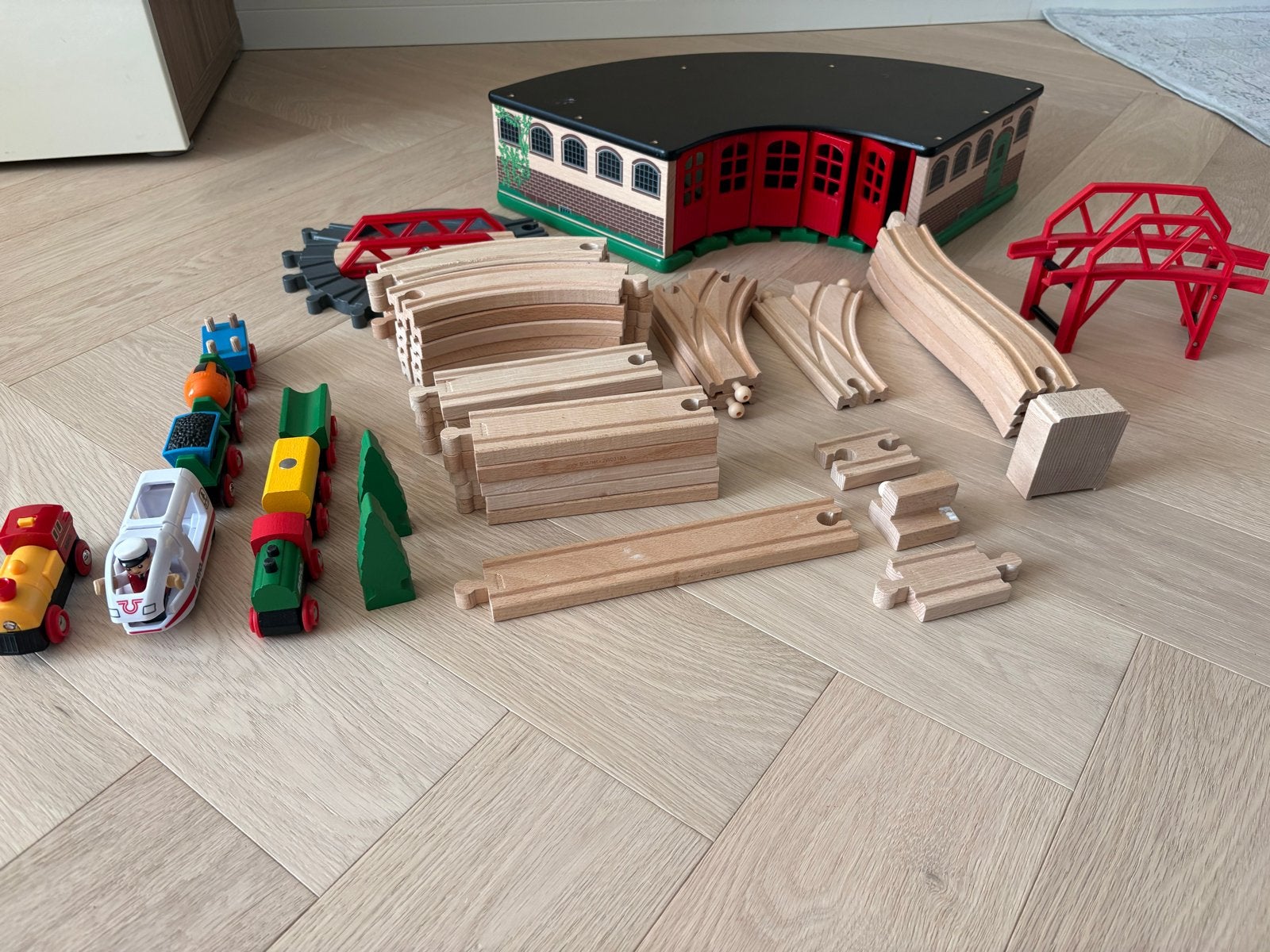 Brio set: locomotieven, huisje, brug, rails, Kinderen en Baby's, Ophalen, Gebruikt