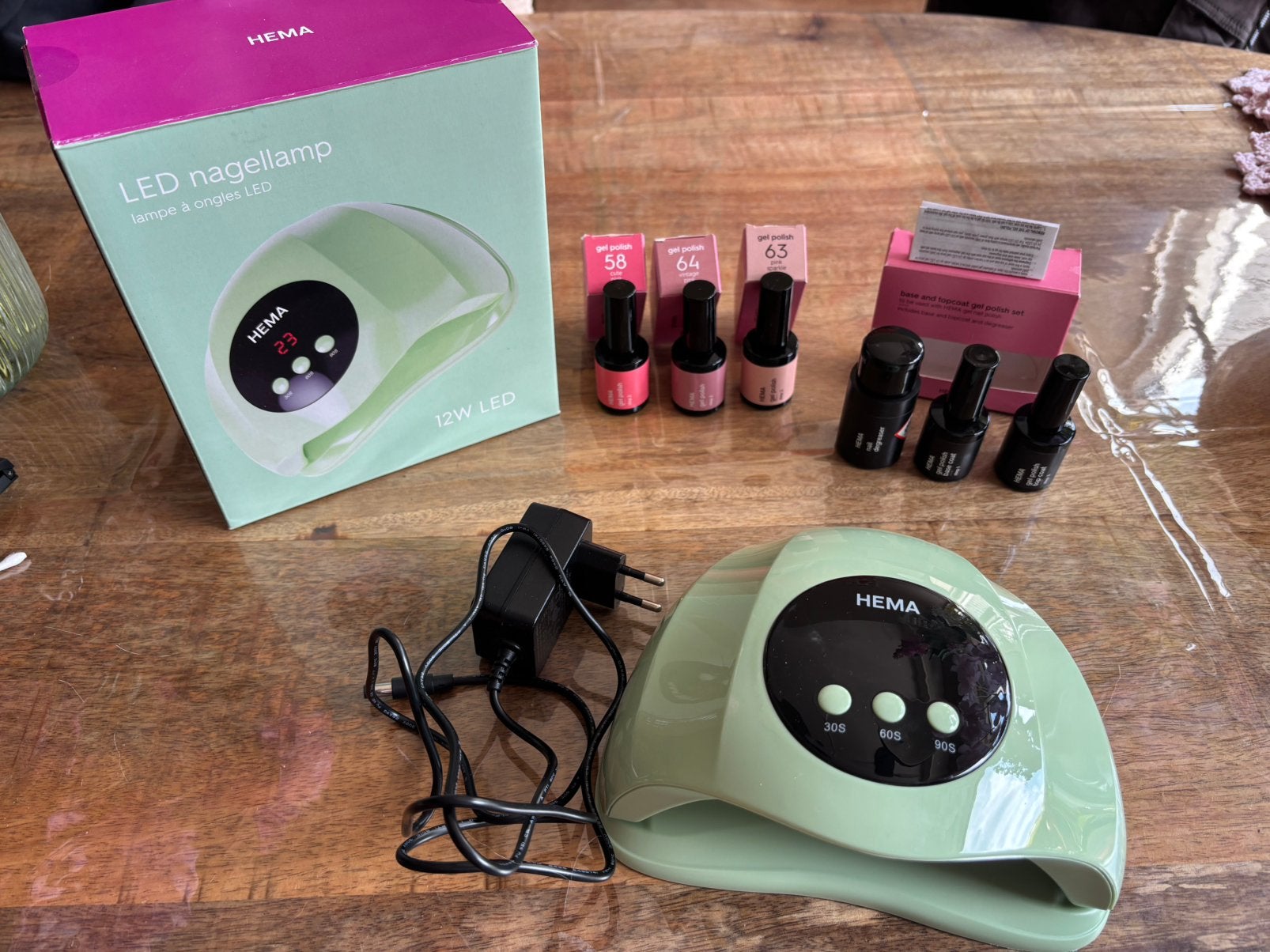 Te koop hema gellak lamp en gellak en base, top coat,cleaner, Ophalen of Verzenden, Zo goed als nieuw, Overige kleuren, Handen en Nagels