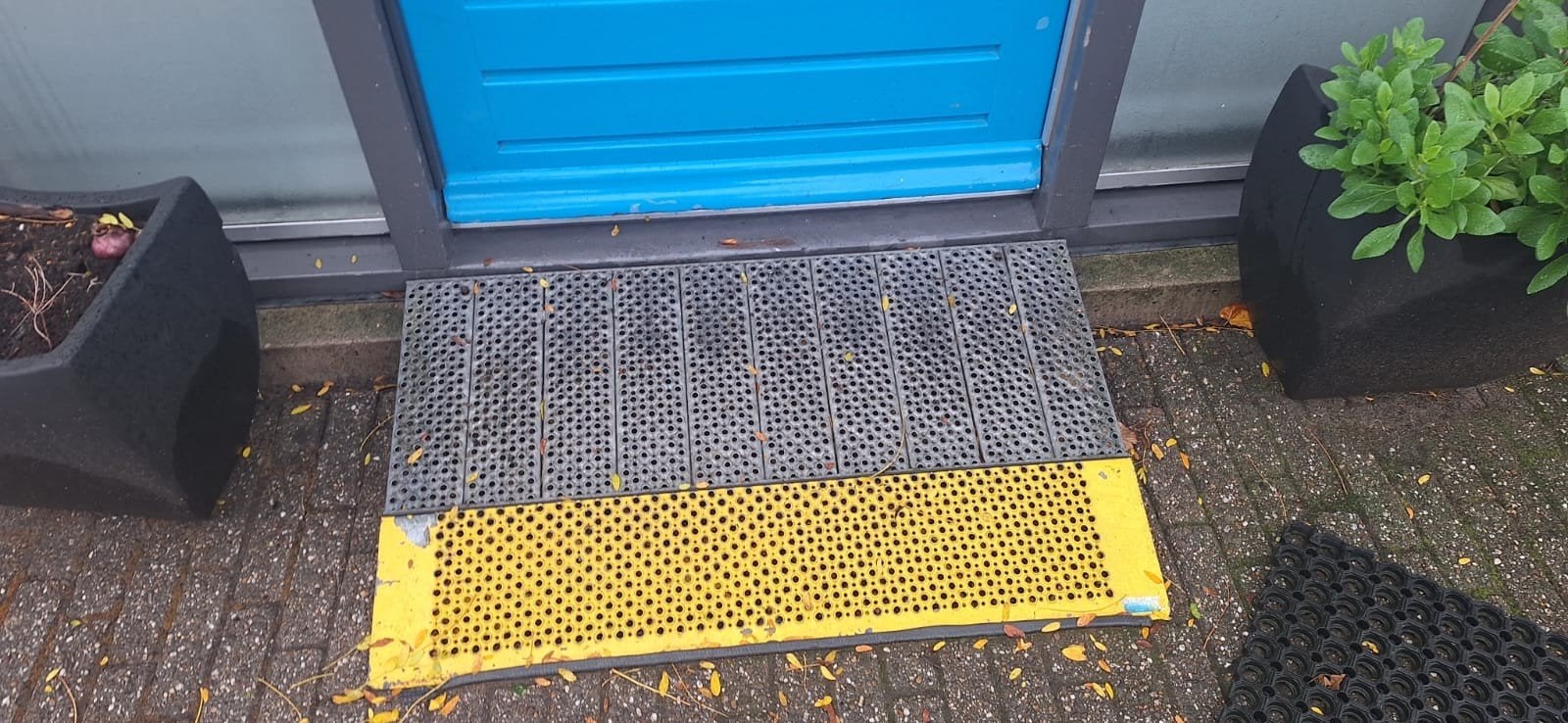 Gebruikte rvs deuroprijd plaat met gele rand voor rolstoel, Tuin en Terras, Ophalen of Verzenden, Gietijzer, Binnen